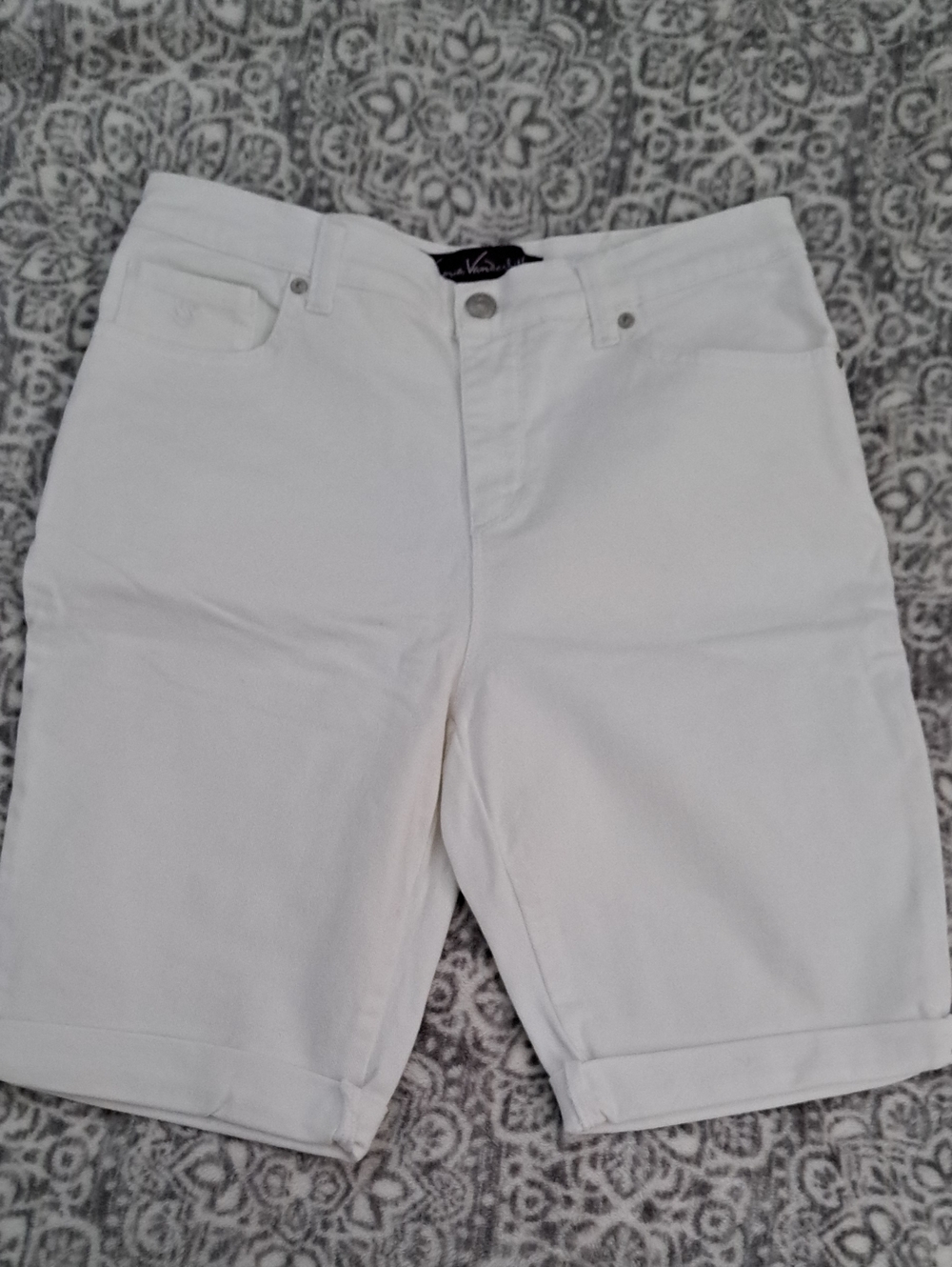 Gloria Vanderbilt White Mid-Length Bermuda Shorts Size 8
